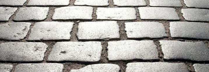 Sonnenbeschienenes Kopfsteinpflaster